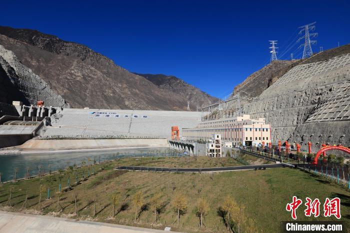 圖為金沙江上游蘇洼龍水電站?！⊥趵?攝