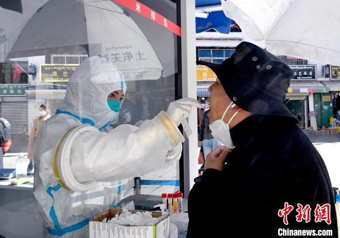 12月7日，拉薩市民正在進行核酸檢測?！±盍?攝