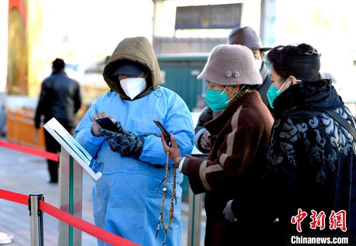 12月7日，拉薩市民掃碼進入銀行辦理業(yè)務(wù)?！±盍?攝