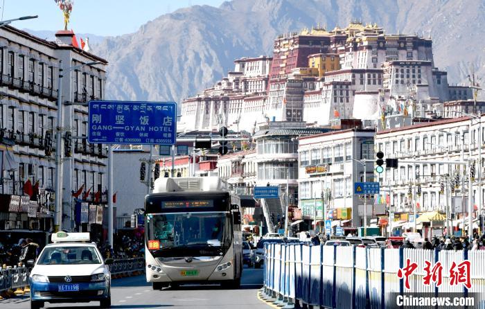 12月7日，一輛公交車從拉薩市城關(guān)區(qū)北京東路駛過?！±盍?攝