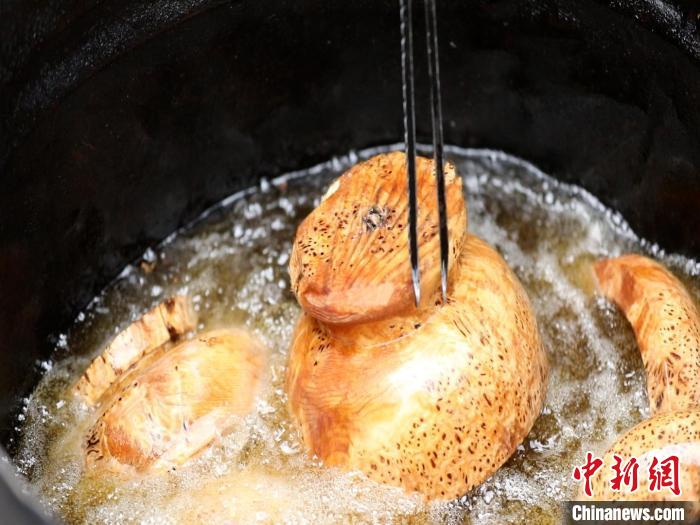 圖為已成型的木碗?！?鄧海平 攝