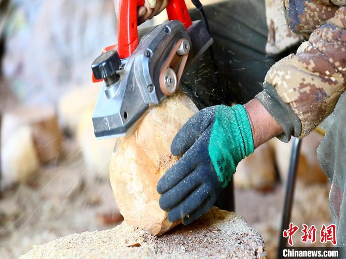 圖為手工藝人正在制作木碗。　德吉 　攝