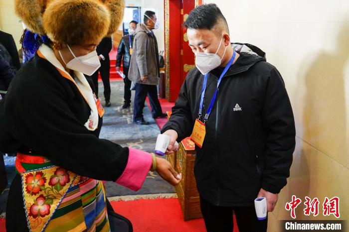 政協(xié)委員測體溫后入場?！〗w波 攝