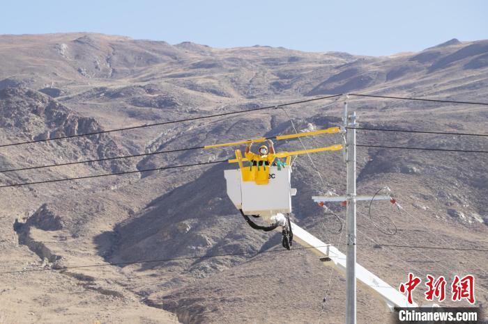 圖為11月9日，國網(wǎng)山南供電公司工作人員進行搭火工作?！「裆?攝