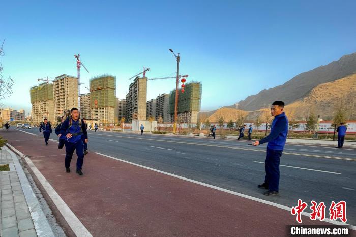 負(fù)重5公里體能訓(xùn)練?！∥鞑厣窒揽傟?duì)特勤大隊(duì) 供圖