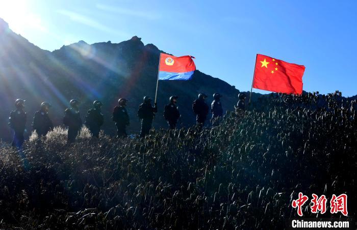 1月6日，移民警察正在乃堆拉巡邏。　李林 攝