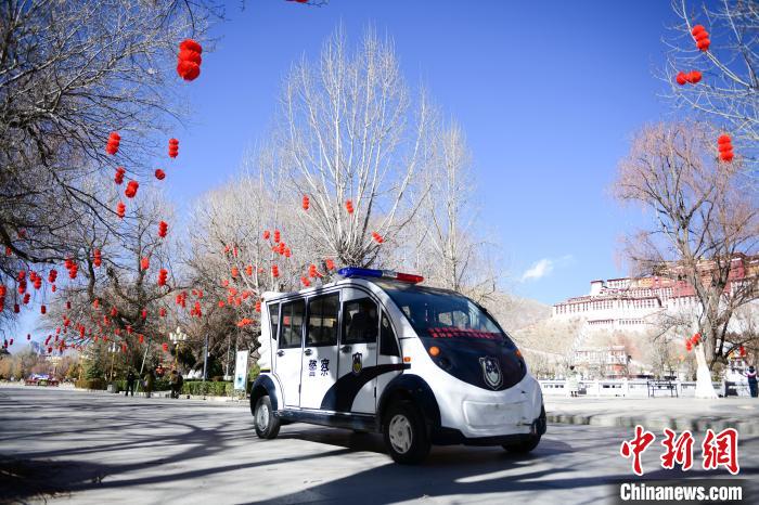 圖為1月23日，布達拉宮廣場派出所民警正在巡邏。　貢嘎來松 攝