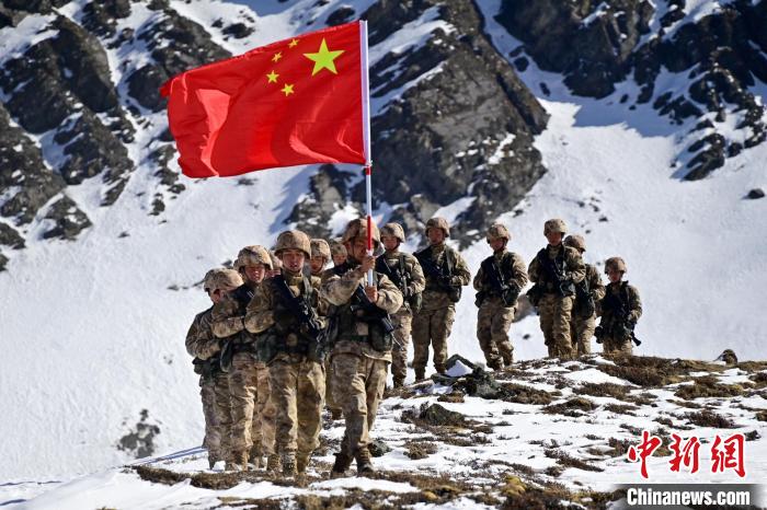 官兵們在巡邊途中?！≡裢?攝