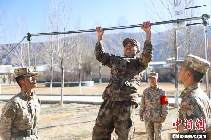 單杠引體向上現(xiàn)場，選手竭盡全力突破自我?！敲衫?攝