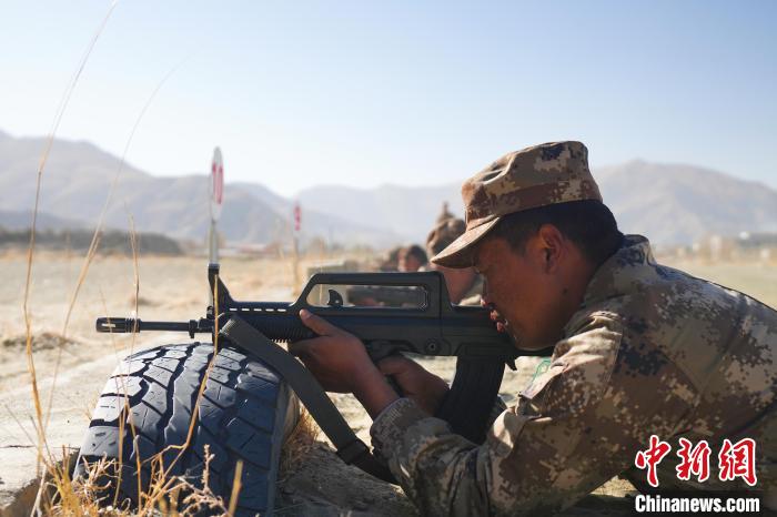 參賽民兵在進(jìn)行瞄準(zhǔn)?！敲衫?攝