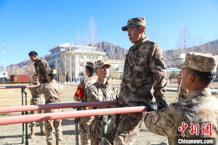 雙杠臂屈伸項目競賽現(xiàn)場?！敲衫?攝