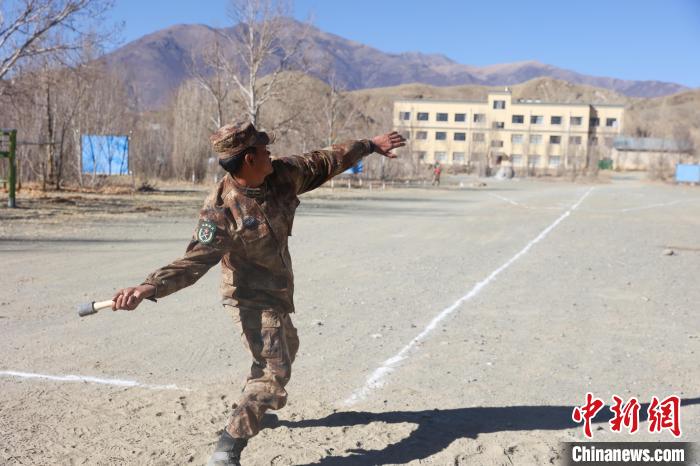 手榴彈投遠(yuǎn)比武競賽現(xiàn)場?！敲衫?攝