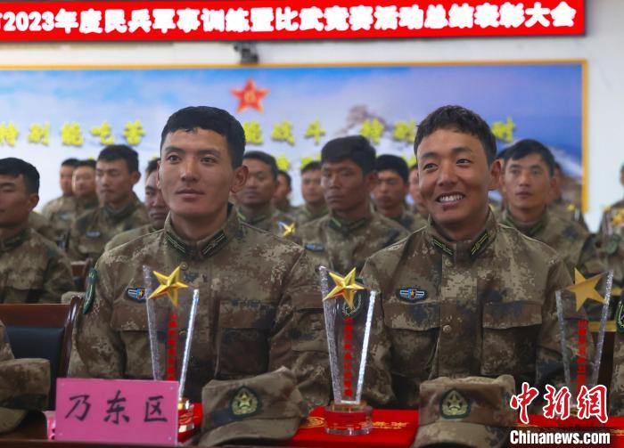 表彰大會上，獲獎選手開心瞬間?！敲衫?攝