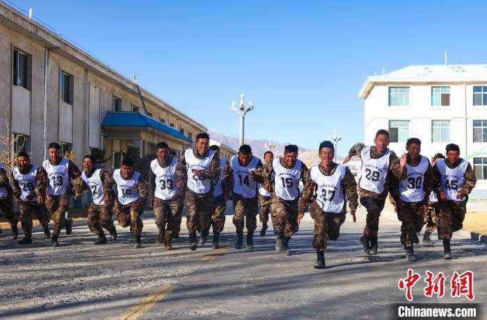 3000米開賽，選手們奮勇爭先。　吳蒙昆 攝