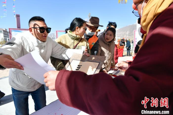 圖為展銷會現(xiàn)場?！∝暩聛硭?攝