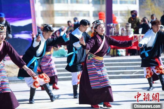 圖為藝術(shù)團表演“扎西果諧”。　貢嘎來松 攝