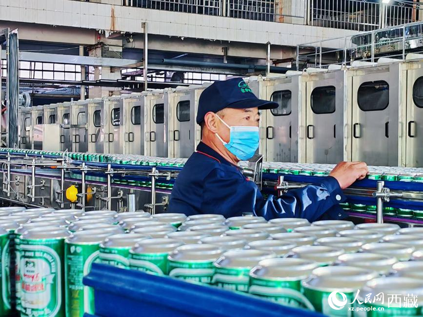 技術(shù)人員在生產(chǎn)線上檢查產(chǎn)品。人民網(wǎng) 李海霞攝