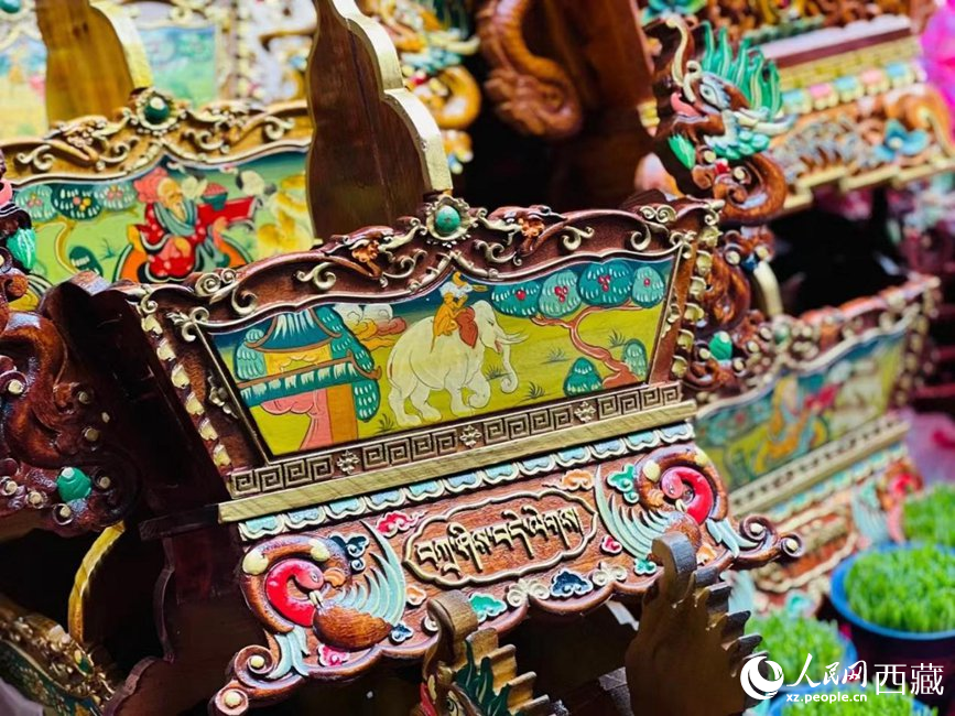 年貨市場上的切瑪盒（切瑪盒是藏歷新年吉祥物，是在精制斗型木盒中用隔板分開，分別盛入炒麥粒和糌粑，插上仔卓，象征著人壽年豐、吉祥如意）。人民網(wǎng) 次仁羅布攝