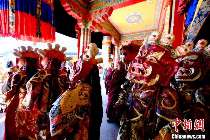 2月19日，楚布寺僧人們佩戴面具準(zhǔn)備參加跳神活動(dòng)。　李林 攝