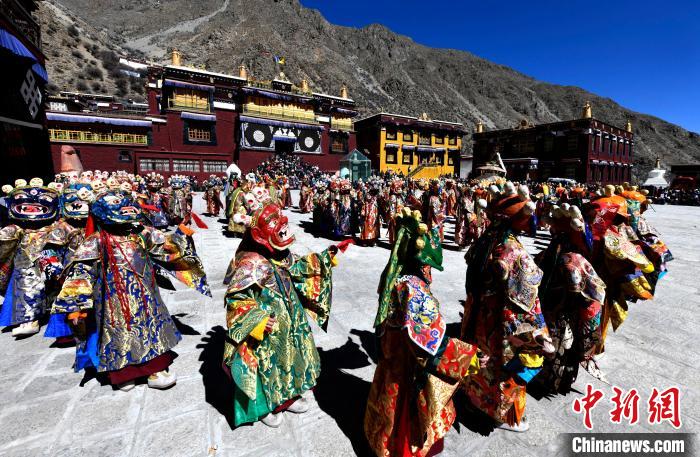 2月19日，楚布寺僧人們佩戴面具參加跳神活動(dòng)?！±盍?攝