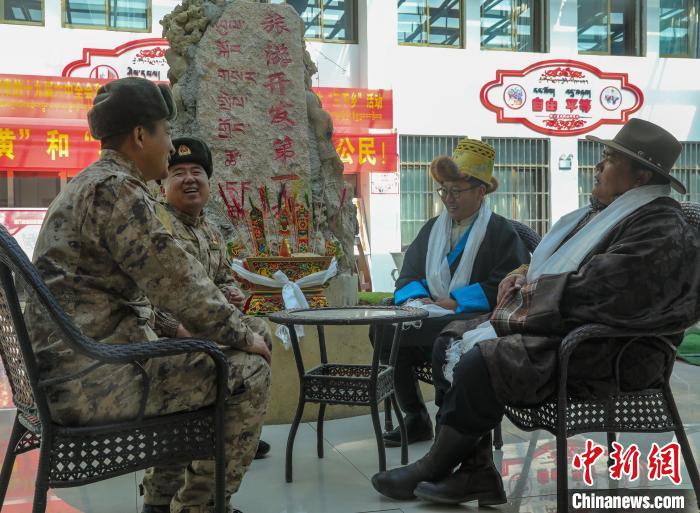 圖為阿里軍分區(qū)某邊防團官兵與駐地群眾拉家常。　劉曉東 攝