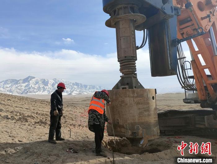 圖為施工人員檢查護筒高度?！⒁婧?攝