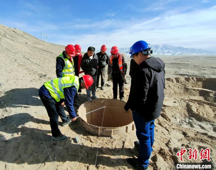 圖為施工人員檢查樁基護筒中心位置?！⒁婧?攝