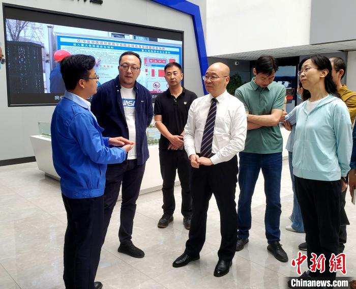 圖為全國政協(xié)委員、農(nóng)工黨青海省委主委王昆(中)在企業(yè)調(diào)研。　郭滿福 供圖