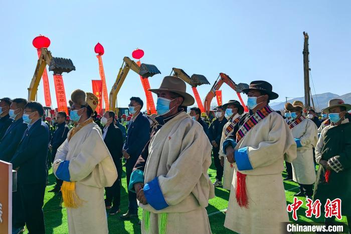 各方代表參加集中開復(fù)工儀式?！∧岈斪扛?攝