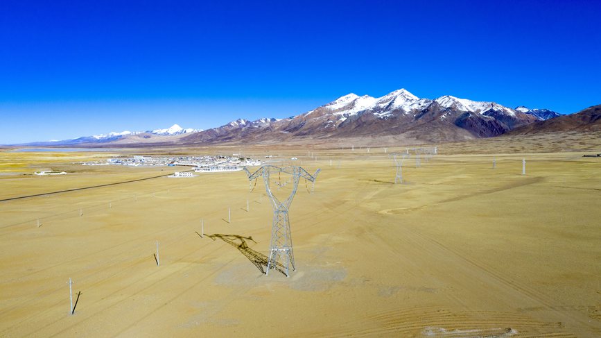 位于海拔4700多米的阿里聯(lián)網(wǎng)工程霍爾變電站。