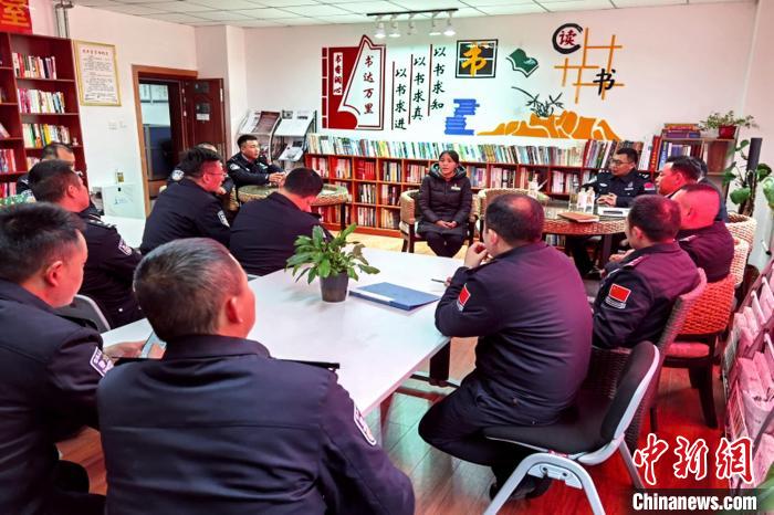 圖為亞?wèn)|出入境邊防檢查站民警與銀行業(yè)務(wù)人員進(jìn)行金融知識(shí)深入交流?！『?攝