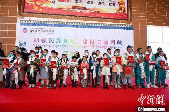 圖為部分獲獎(jiǎng)學(xué)生合影。　趙朗 攝