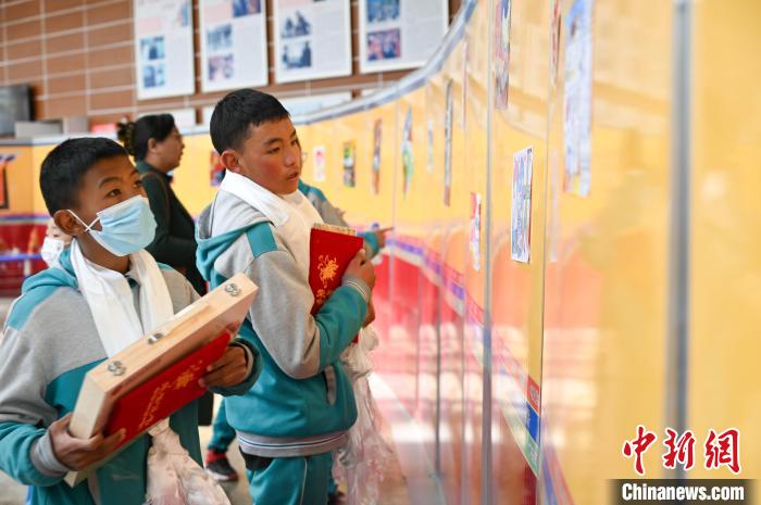 圖為學(xué)生參觀繪畫展?！≮w朗 攝