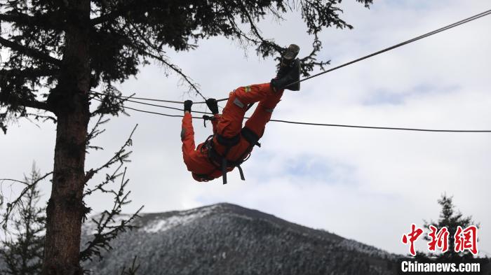 正在進(jìn)行橫渡訓(xùn)練?！∥骼@拉翁 攝