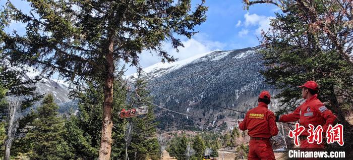 正在進(jìn)行斜向救援?！∥骼@拉翁 攝