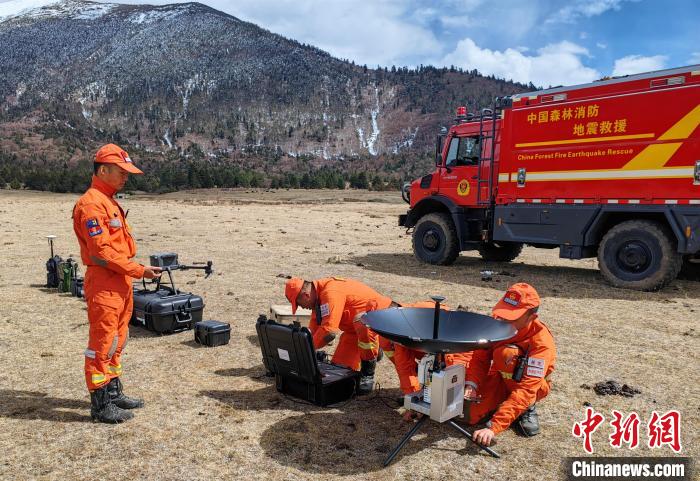 正在進(jìn)行通信通聯(lián)訓(xùn)練?！∥骼@拉翁 攝