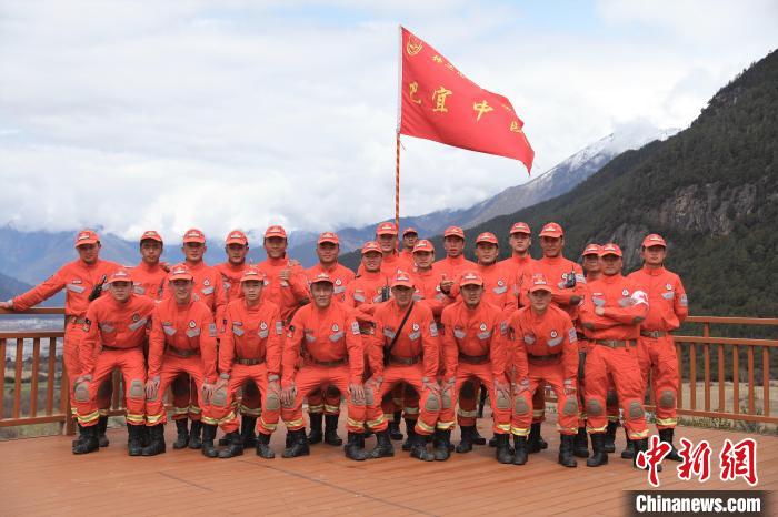 合影留念。　西繞拉翁 攝