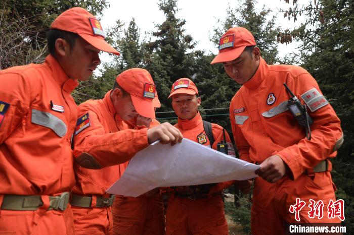 指戰(zhàn)員正在進(jìn)行地形勘察?！∥骼@拉翁 攝