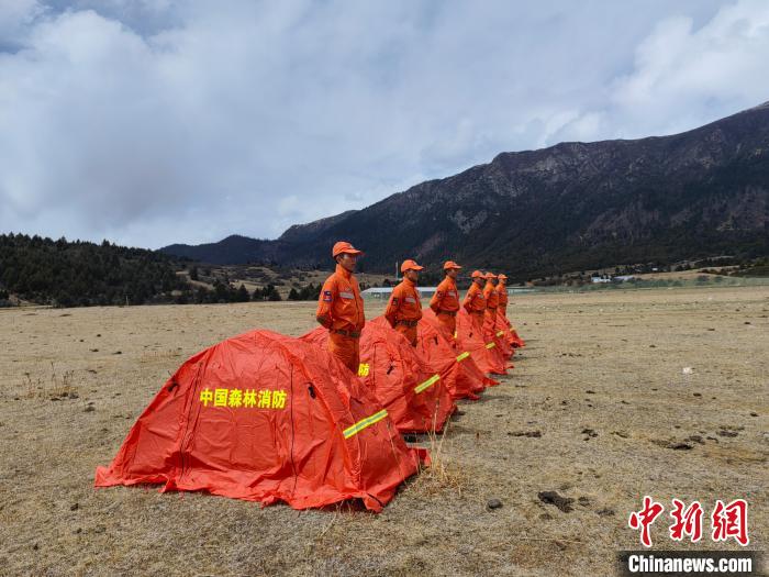 正在進(jìn)行帳篷搭設(shè)。　西繞拉翁 攝