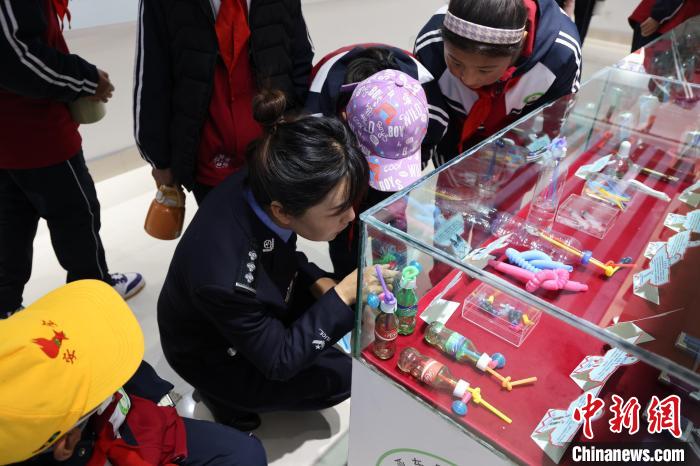 圖為亞東邊檢站民警為駐地小學(xué)生開展禁毒教育。　胡利媛 攝