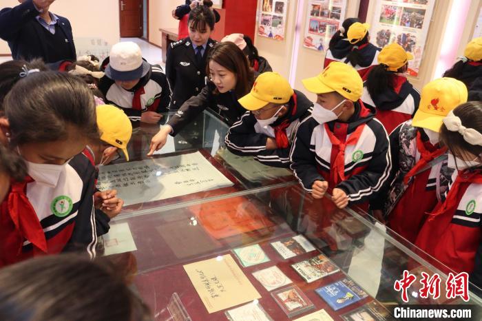 圖為亞東邊檢站民警為駐地小學(xué)生講解該站榮譽發(fā)展史?！『?攝