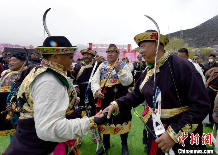3月28日，選手射中靶心后慶祝。　李林 攝