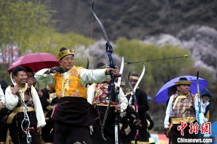 3月28日，選手參加響箭比賽?！±盍?攝