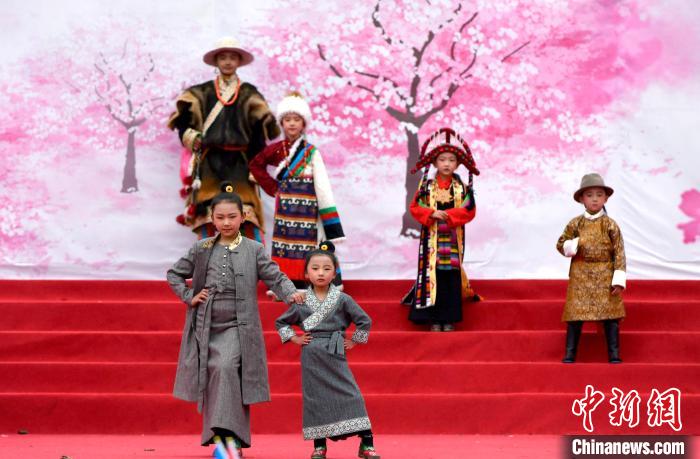 3月28日，西藏林芝第二十屆桃花旅游文化節(jié)開幕式上的文藝表演?！±盍?攝