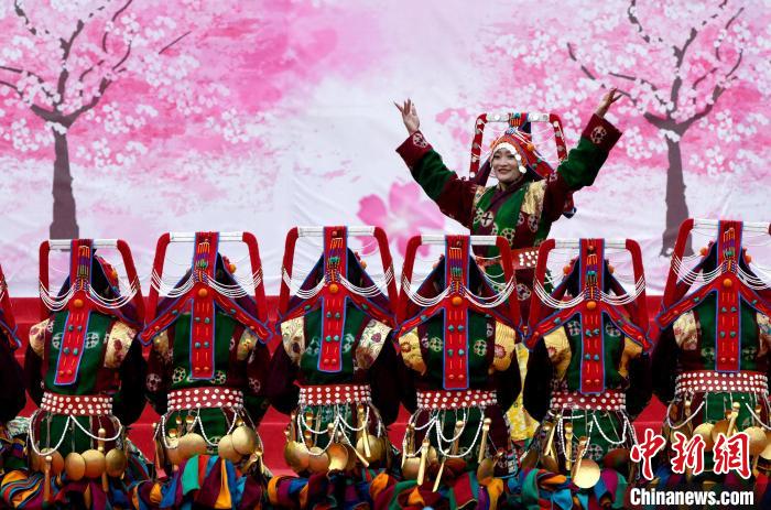 3月28日，西藏林芝第二十屆桃花旅游文化節(jié)開幕式上的文藝表演?！±盍?攝