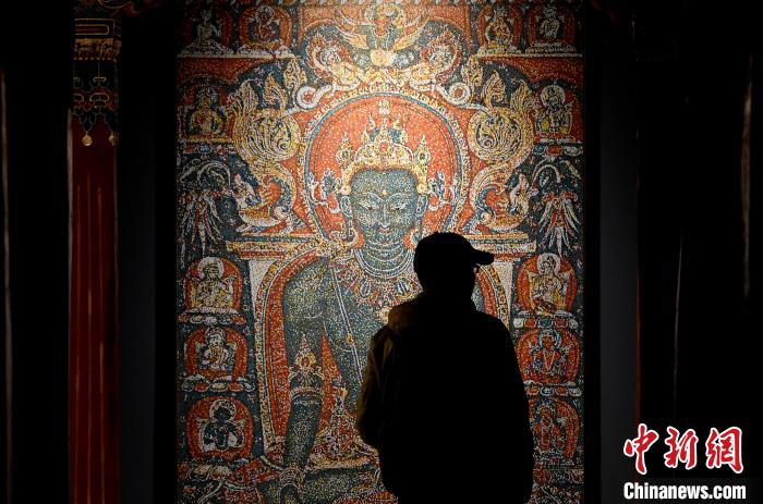 3月31日，觀眾欣賞展覽中的作品?！±盍?攝