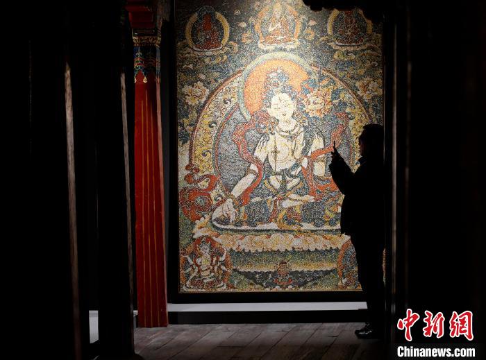 3月31日，觀眾欣賞展覽中的作品?！±盍?攝