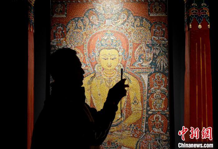 3月31日，觀眾欣賞展覽中的作品?！±盍?攝