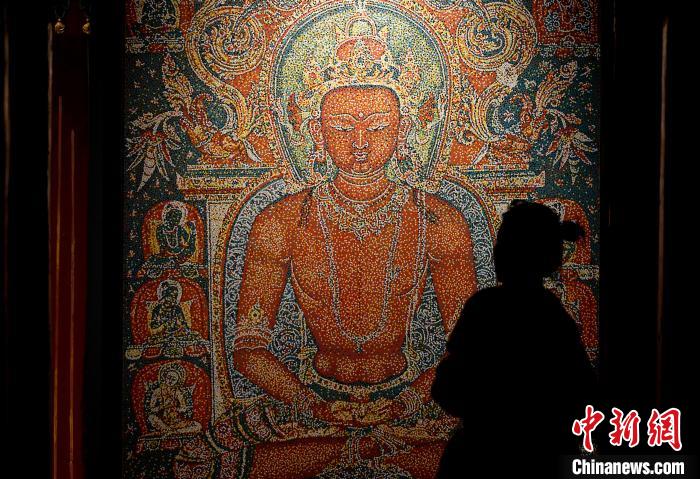 3月31日，觀眾欣賞展覽中的作品?！±盍?攝