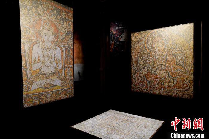 3月31日，觀眾欣賞展覽中的作品?！±盍?攝